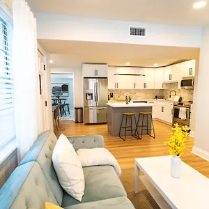  Holiday home Chic & Stylish Location